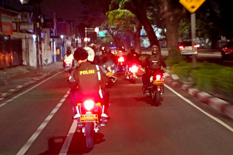 Polda Metro Jaya mengamankan 3 pemuda yang membawa sajam ketika melakukan patroli di wilayah Jakarta Pusat, Minggu (24/5/2026) dini hari. Foto: Dok. Polda Metro Jaya

