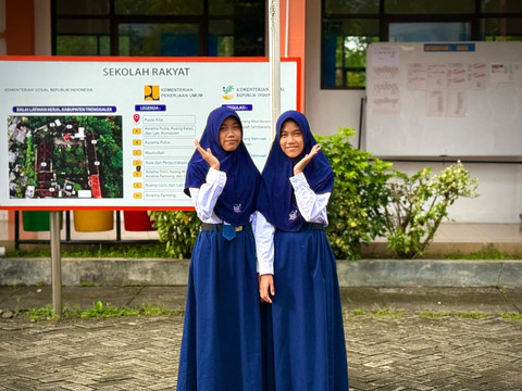 Nur Khusnul Khotimah dan Nur Uswatun Khasanah, murid kembar di Sekolah Rakyat Terintegrasi (SRT) 50 Trenggalek, Jawa Timur. Foto: Biro Humas Kemensos/ Alpenta Mulia Sitompul