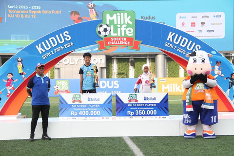 Sabrina, Jambean 02 Pati (kiri), dan Khusna, MI NU Baitul Mukminin (kanan) menyabet gelar Best Player U-12 dan U-10 MilkLife Soccer Challenge Kudus Seri 2 2025/26. Foto: Vega Maarijil Ula/kumparan