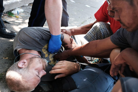 Petugas medis menangani korban overdosis fentanyl di kawasan Kensington, simbol krisis opioid di Amerika Serikat.(Sumber foto: reuters.com)