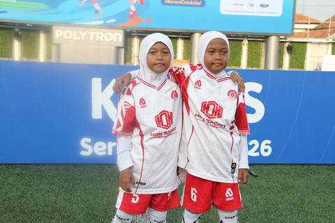Khusna Marsa Irsyad dan Khasna Marsa Irsyad si kembar di MilkLife Soccer Challenge Kudus Seri 2 2025/26. Foto: Vega Maarijil Ula/kumparan