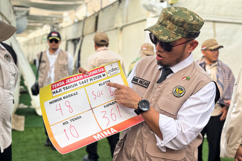 Wakil Menteri Haji Dahnil Anzar Simanjuntak menunjukkan informasi terkait fasilitas tenda jamaah calon haji Indonesia di Mina, Makkah, Arab Saudi, Sabtu (23/5/2026) Foto: Citro Atmoko/ANTARA FOTO