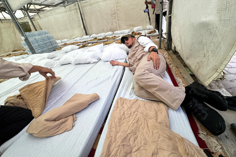 Wakil Menteri Haji Dahnil Anzar Simanjuntak mencoba fasilitas kasur jamaah calon haji Indonesia di Mina, Makkah, Arab Saudi, Sabtu (23/5/2026) waktu setempat.  Foto: Citro Atmoko/ANTARA FOTO