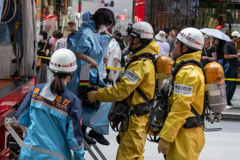 Petugas medis mengevakuasi para korban di pusat perbelanjaan Ginza 6 Shopping Center, Tokyo, Senin (25/5/2026), setelah terjadi insiden penyemprotan zat misterius di area tersebut. Foto: Andrew Caballero-Reynolds/AFP