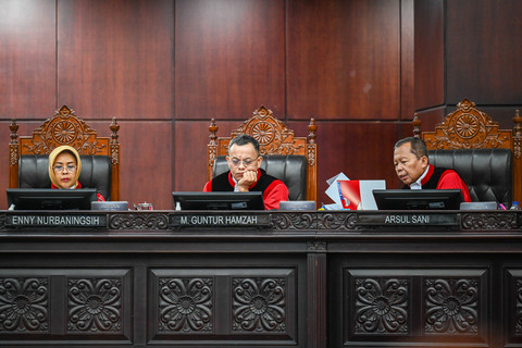 Hakim Konstitusi Enny Nurbaningsih (kiri), dan Guntur Hamzah (tengah), Arsul Sani (kanan) memimpin sidang pengucapan putusan di Gedung Mahkamah Konstitusi, Jakarta, Senin (25/5/2026). Foto: Galih Pradipta/ANTARA FOTO