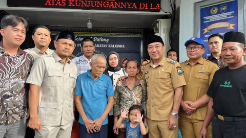 Kakek Mujiran bertemu cucu dan istri usai bebas dari penjara. Foto: Dok. Istimewa