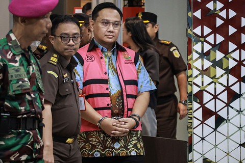 Mantan anggota Ombudsman Yeka Hendra Fatika digiring petugas menuju mobil tahanan usai menjalani pemeriksaan di Kejaksaan Agung (Kejagung), Jakarta, Senin (25/5/2026). Foto: Dhemas Reviyanto/ANTARA FOTO
