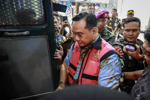 Foto: Kejagung Tahan Eks Komisioner Ombudsman Yeka Hendra