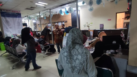 Warga melakukan aktifasi KIA di Gedung Baleka, Depok, Senin (25/5/2026). Foto: kumparan