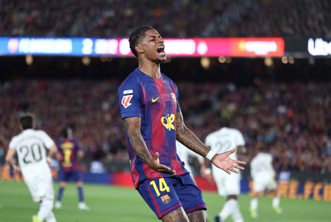 Penyerang Barcelona asal Inggris nomor punggung 14 Marcus Rashford dalam pertandingan sepak bola Liga Spanyol antara FC Barcelona dan Real Madrid CF di Stadion Camp Nou di Barcelona pada Minggu (10/5/2026). Foto: Josep Lago/AFP