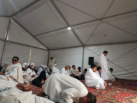 Suasana jemaah haji Indonesia di tenda Arafah jelang puncak haji. Foto: Lutfan Darmawan/kumparan
