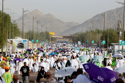 Jemaah haji berkumpul di Jabal Rahmah di Padang Arafah saat pelaksanaan ibadah haji tahunan di luar kota suci Mekah, Arab Saudi, Selasa (26/5/2026). Foto: Ibraheem Abu Mustafa/REUTERS