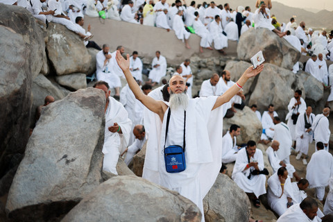 Jemaah haji berkumpul di Jabal Rahmah di Padang Arafah saat pelaksanaan ibadah haji tahunan di luar kota suci Mekah, Arab Saudi, Selasa (26/5/2026). Foto: Ibraheem Abu Mustafa/REUTERS