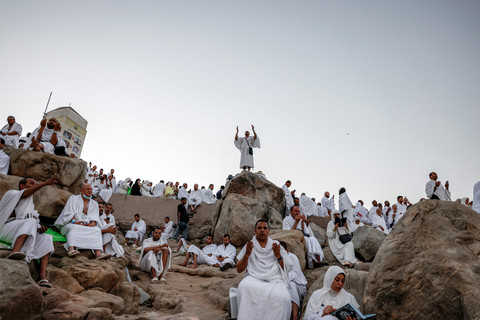 Jemaah haji berkumpul di Jabal Rahmah di Padang Arafah saat pelaksanaan ibadah haji tahunan di luar kota suci Mekah, Arab Saudi, Selasa (26/5/2026). Foto: Zain Jaafar/AFP
