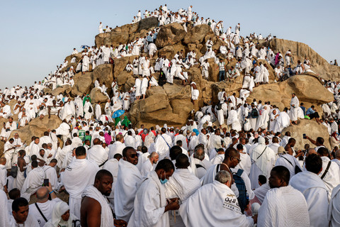 Jemaah haji berkumpul di Jabal Rahmah di Padang Arafah saat pelaksanaan ibadah haji tahunan di luar kota suci Mekah, Arab Saudi, Selasa (26/5/2026). Foto: Zain Jaafar/AFP