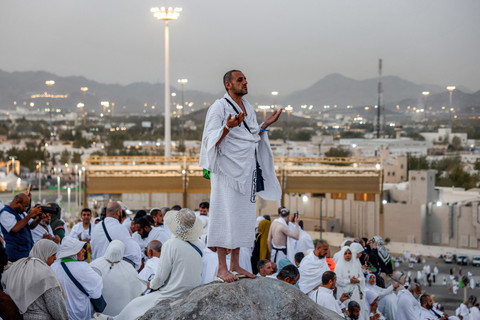 Jemaah haji berkumpul di Jabal Rahmah di Padang Arafah saat pelaksanaan ibadah haji tahunan di luar kota suci Mekah, Arab Saudi, Selasa (26/5/2026). Foto: Zain Jaafar/AFP