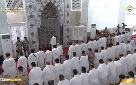 Salat jamak qasar Zuhur dan Ashar di Masjid Namirah di padang Arafah, Selasa 26/5/2026. Foto: Youtube @qurantvsa
