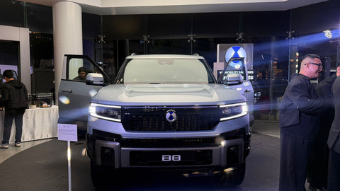 Denza B8 debut perdana di Indonesia. Foto: Arya Ahyani Fadianur/kumparan