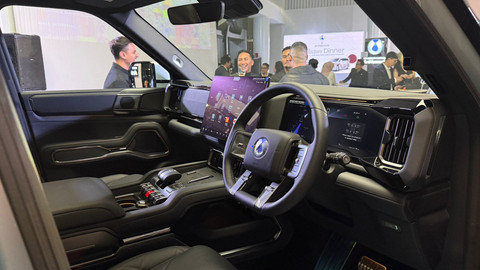 Denza B8 debut perdana di Indonesia. Foto: Arya Ahyani Fadianur/kumparan