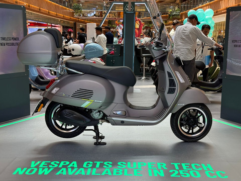 Vespa GTS Supertech 250 meluncur di Jakarta, Selasa (26/5/2026). Foto: Syahrul Ghiffari/kumparan
