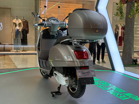 Vespa GTS Supertech 250 meluncur di Jakarta, Selasa (26/5/2026). Foto: Syahrul Ghiffari/kumparan
