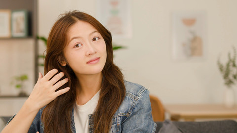 Perlakukan rambut dengan lebih lembut. Foto: BlueRingMedia/Shutterstock