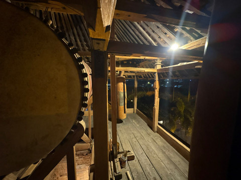 Suasana di dalam Menara Kudus saat malam takbirab Idul Adha, Selasa (26/5/2026). Foto: Zamachsyari/kumparan