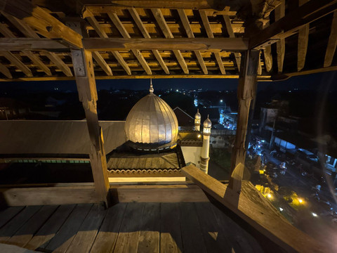 Suasana di dalam Menara Kudus saat malam takbirab Idul Adha, Selasa (26/5/2026). Foto: Zamachsyari/kumparan