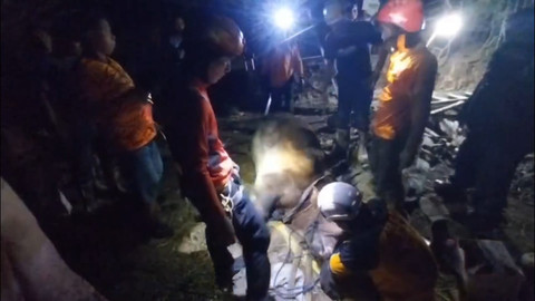 Seekor sapi tercebur ke septic tank saat akan diserahkan ke pembeli di Mojokerto, Selasa (26/5/2026). Foto: kumparan