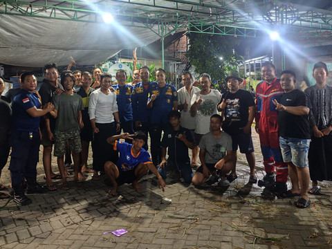 Damkar Kota Semarang saat mengevakuasi sapi kurban yang nyemplung ke dalam parit.  Foto: Dok. Damkar Semarang