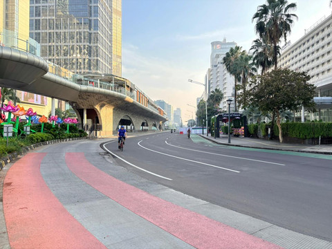 Lalu Lintas Jl. M.H Thamrin dan Jl. Jenderal Sudirman dari Bundaran HI pada Hari Raya Idul Adha, Jakarta (27/5/2026). Foto: Kevin Daniel/kumparan