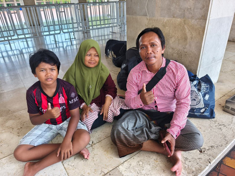 Adi Maulana (46) dan keluarga, salah satu Jemaah Salat Iduladha Asal Brebes di Masjid Istiqlal Jakarta. Foto: Aditya Nugraha/kumparan