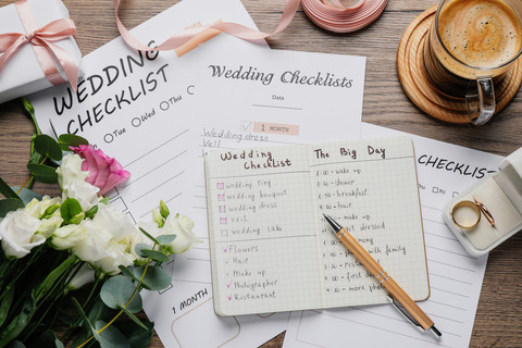 Jangan Ragu Tanya Detail Paket dan Transparansi Budget. Foto: New Africa/Shutterstock