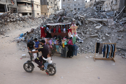 Warga Palestina berbelanja menjelang hari raya Idul Adha atau Hari Raya Kurban yang menandai akhir dari ibadah haji, di Khan Yunis, bagian selatan Jalur Gaza, pada Selasa (26/5/2026). Foto: Bashar Taleb/AFP