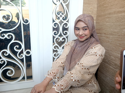 Ria Ricis usai saksikan penyembelihan hewan kurban, Kebagusan, Jakarta Selatan, Rabu (27/5).  Foto: Giovanni/kumparan