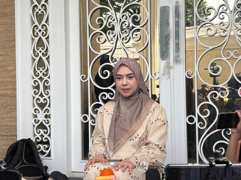 Ria Ricis usai saksikan penyembelihan hewan kurban, Kebagusan, Jakarta Selatan, Rabu (27/5).  Foto: Giovanni/kumparan