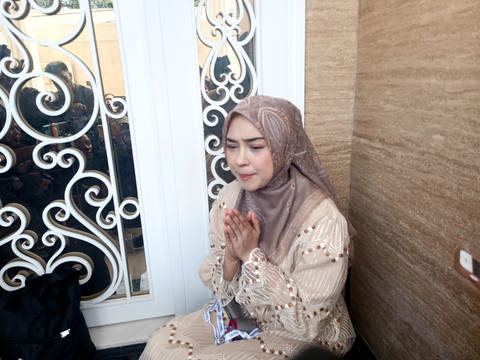 Ria Ricis usai saksikan penyembelihan hewan kurban, Kebagusan, Jakarta Selatan, Rabu (27/5).  Foto: Giovanni/kumparan
