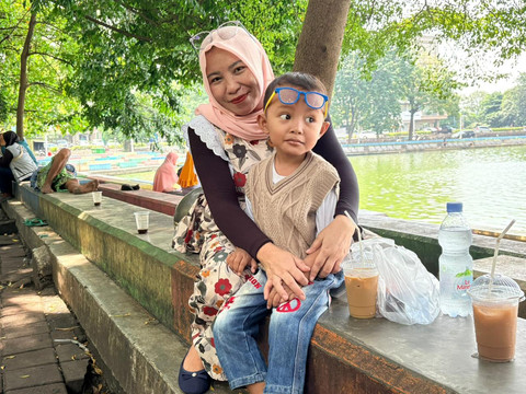 Manda (41) bersama anaknya, pengunjung Danau Sunter. Foto: Kevin Daniel/kumparan