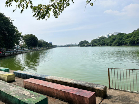 Suasana danau Sunter saat hari libur Idul Adha, Jakut, (27/5/2026). Foto: Kevin Daniel/kumparan