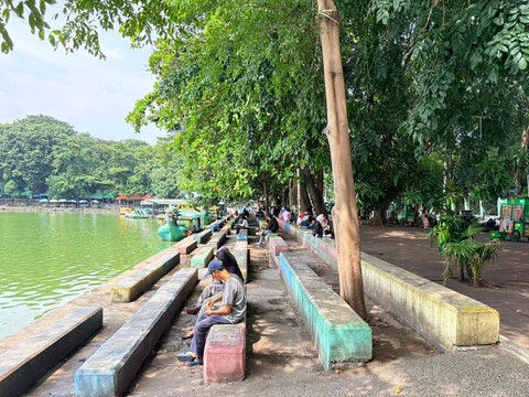 Suasana danau Sunter saat hari libur Idul Adha, Jakut, (27/5/2026). Foto: Kevin Daniel/kumparan