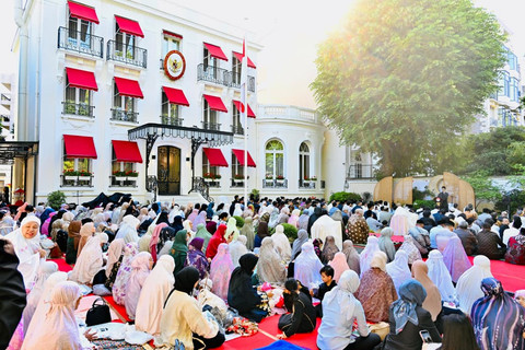 Presiden Prabowo Subianto salat Idul Adha di Wisma KBRI Paris, Rabu (27/5/2026). Foto: Laily Rachev/Biro Pers Sekretariat Presiden