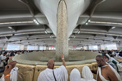Jamaah haji melempar jumrah aqobah di Jamarat, Mina, Makkah, Arab Saudi, Rabu (27/5/2026). Foto: Citro Atmoko/ANTARA FOTO