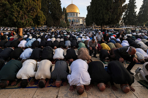 Warga Palestina melaksanakan salat Idul Adha di kompleks Masjid Al-Aqsa, Yerusalem, Rabu (27/5/2026), untuk menandai dimulainya perayaan Hari Raya Idul Adha. Foto: Ahmad Gharabli/AFP