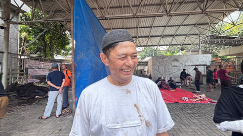 Iyung (64), penyembelih hewan kurban di kawasan Kebon Sirih, Gambir, Jakarta Pusat saat ditemui pada Rabu (27/5/2026). Foto: Jeni Ritanti/kumparan