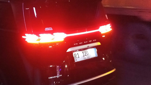 Polisi tilang pengendara mobil yang gunakan pelat nomor R1. Foto: Dok. Istimewa