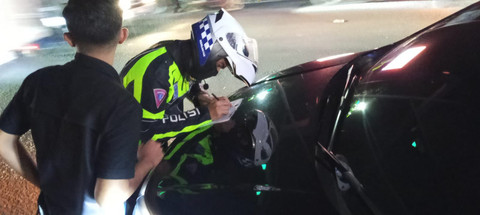 Polisi tilang pengendara mobil yang gunakan pelat nomor R1. Foto: Dok. Istimewa