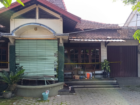 Anggota kepolisian dan Inafis melakukan pemeriksaan di area rumah korban yang diduga dirampok orang tak dikenal.  Foto: Vega Maarijil Ula/kumparan