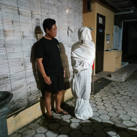 Polres Sragen mengamankan tiga orang pelajar setelah geger media sosial aksi live TikTok bertema "pocong jadi-jadian" viral di Sragen. Foto: Dok. Polres Sragen