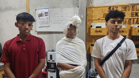 Polres Sragen mengamankan tiga orang pelajar setelah geger media sosial aksi live TikTok bertema "pocong jadi-jadian" viral di Sragen. Foto: Dok. Polres Sragen