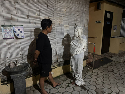 Polres Sragen mengamankan tiga orang pelajar setelah geger media sosial aksi live TikTok bertema "pocong jadi-jadian" viral di Sragen. Foto: Dok. Polres Sragen